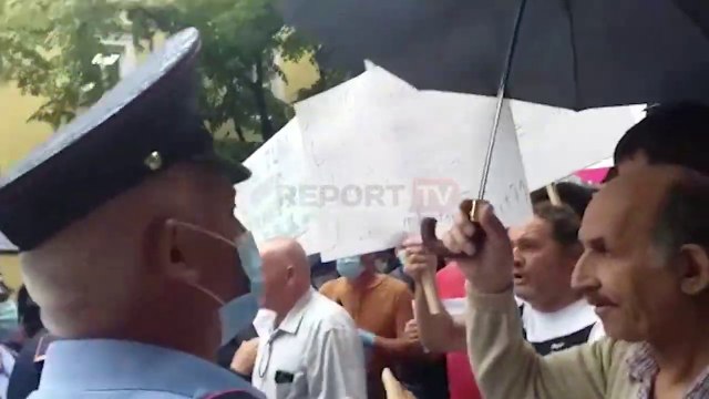 Pamje e frikshme nga protesta e Shoqatës së transportit! Ngjitur me njëri- tjetrin pa masa mbrojtëse