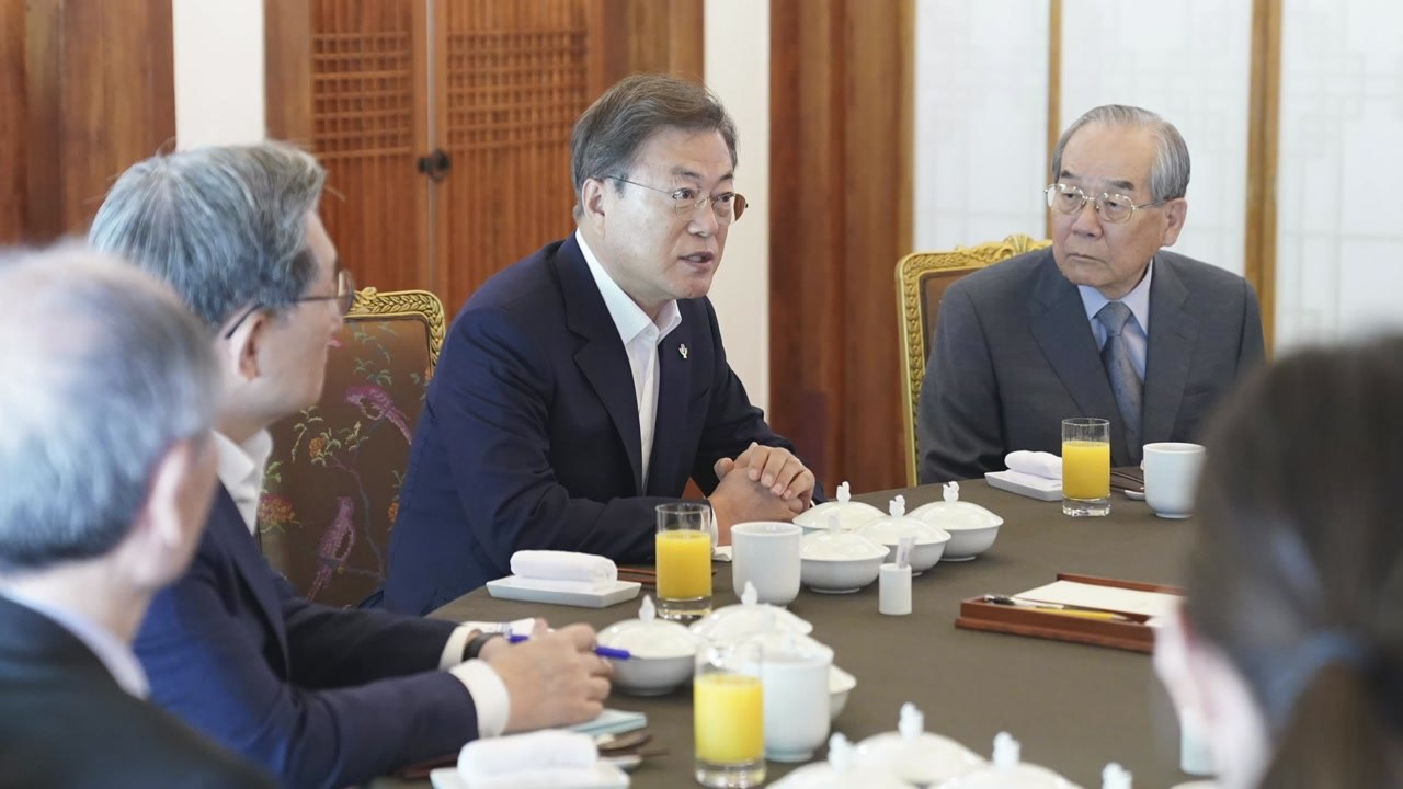 [단독] 문 대통령, 안보 원로 靑 초청..."김여정 담화, 나보다 국민이 더 큰 충...