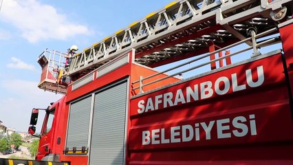 Balkondaki ağa takılan güvercini itfaiye kurtardı - KARABÜK