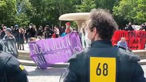 Frankfurt 30.5.Alte Oper, Polizei schützt Corona Protest vor Antifa