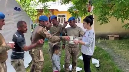 Mehmetçik, deprem bölgesinde yaraları sarıyor - BİNGÖL