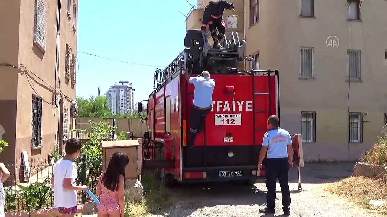 Evin balkonunda mahsur kalan ördek ve yavruları kurtarıldı - MERSİN