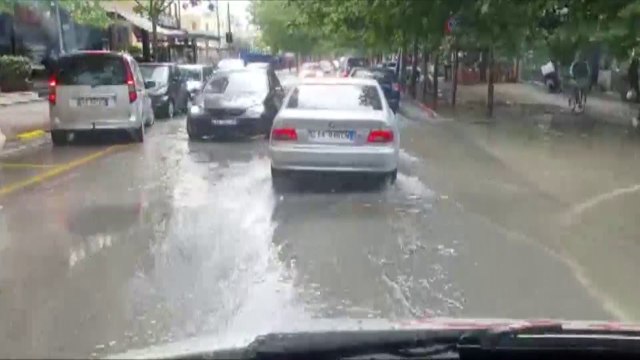 Ora News - Shi në Tiranë, tek Don Bosko makinat notojnë në ujë