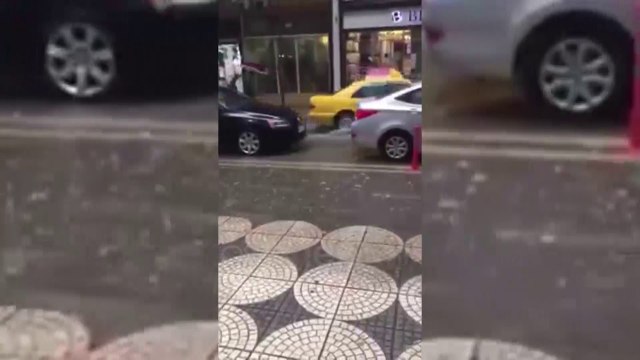 Ora News - Shi në Tiranë, tek Myslym Shyri përmbyten rrugët