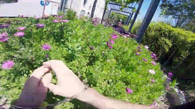 Il réussit à échapper à la police tout en affrontant de nombreux obstacles malgré ses mains menottées