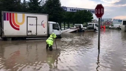 Yağan sağanakta araçlar mahsur kaldı (2) - ESKİŞEHİR