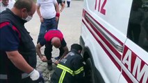 Ambulansa giren yılanı itfaiye ekipleri çıkardı - NEVŞEHİR