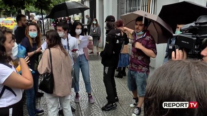'Anuloni tarifën'! Një grup studentësh protestë pa distancim te 'Arsimi', policia: Shpërndahuni