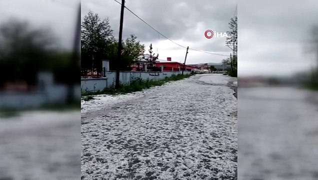 Dolu yağışı sonrası yollar beyaza büründü