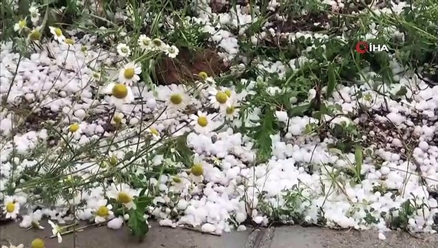 Ceviz büyüklüğünde dolu yağdı, vatandaşlar araçlarını üzerine battaniye örterek korudu