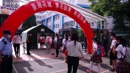 Több mint ezer repülőjáratot töröltek Pekingben, újból terjed a vírus