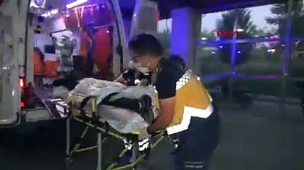 'Yan baktığı' gerekçesiyle bıçakladıkları vatandaşı sedyedeyken yumrukladılar!