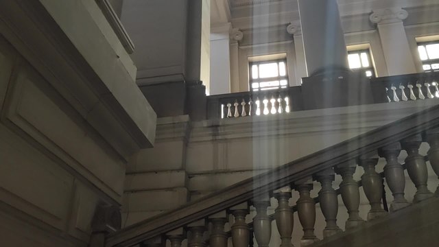 Une cascade d'eau déferle dans le palais de justice de Bruxelles après les fortes pluies