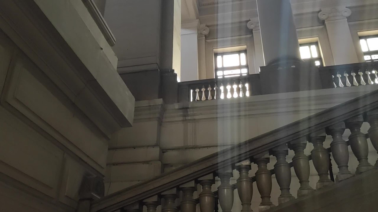 Une cascade d'eau déferle dans le palais de justice de Bruxelles après les fortes pluies