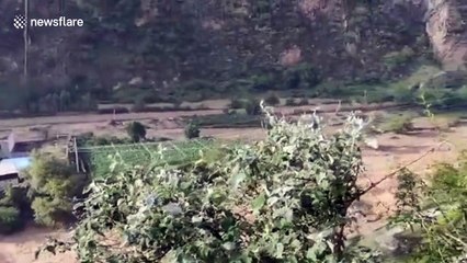 Скачать видео: Tens of thousands of people evacuated after landslide dam causes flooding in Chinese city