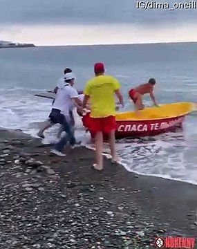 Ils sont censés être des sauveteurs alors qu’ils ont du mal à embarquer dans un canot !