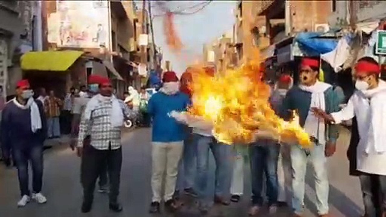 भरथना में सपा कार्यकर्ताओं ने फूंका चीन के राष्ट्रपति का पुतला