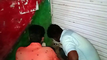 दुकान बंद होने के बाद शटर के नीचे से शराब बिक्री