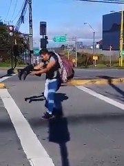 Artista de rua que faz animação no semáforo dá show de criatividade