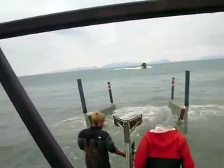 Regardez comment ce capitaine amarre son bateau... Joli