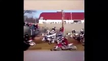 Ce motard perd sa moto en pleine course