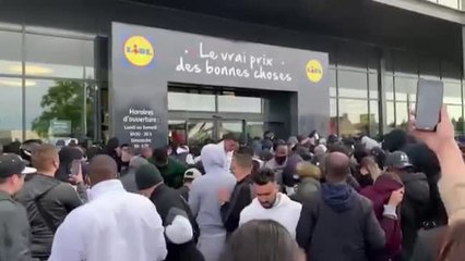 Cientos de personas colapsan las puertas de un supermercado en Francia para conseguir una consola a buen precio