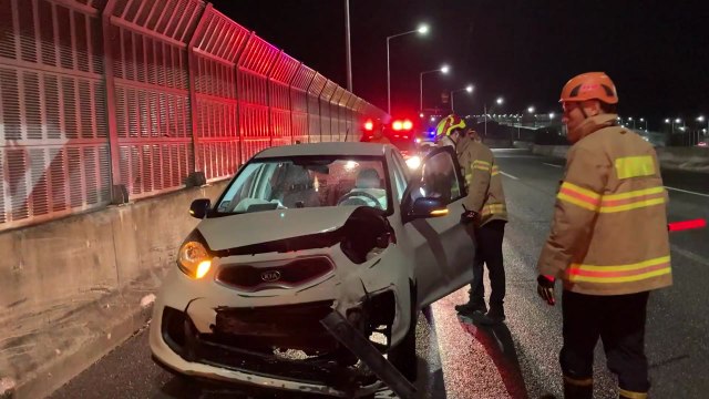 빗길에 미끄러진 승용차 중앙분리대 충돌...2명 경상 / YTN