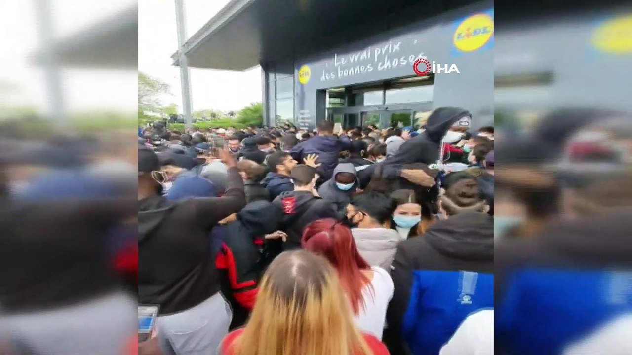 - Fransa'da indirimli oyun konsolu izdihama neden oldu, polis gazla müdahale etti