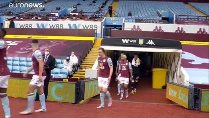 De rodillas en el césped contra el racismo