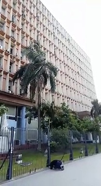 Un hombre se arrodilló frente a casa de gobierno y comenzó a rezar