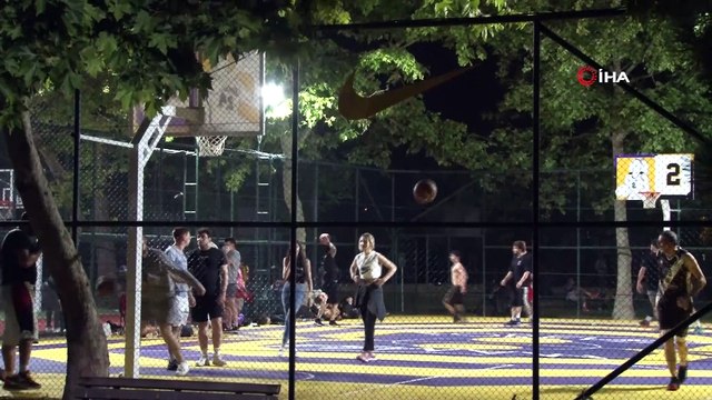 Sosyal mesafeye aldırış etmeden şarkılar söyleyip, top oynadılar