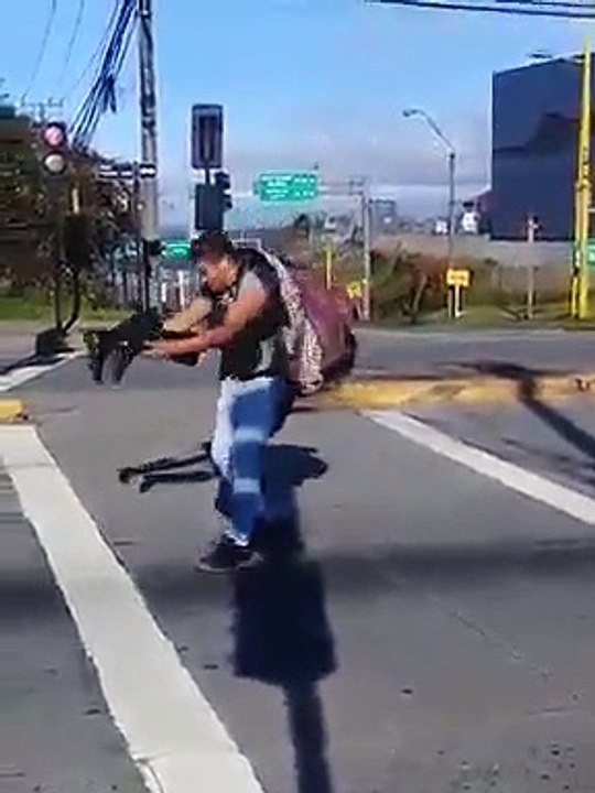 Artista de rua que faz animação no semáforo dá show de criatividade