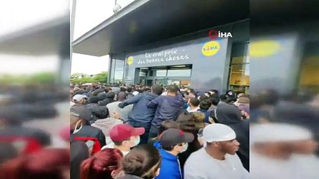 Fransada indirimli oyun konsolu izdihama neden oldu, polis gazla müdahale etti