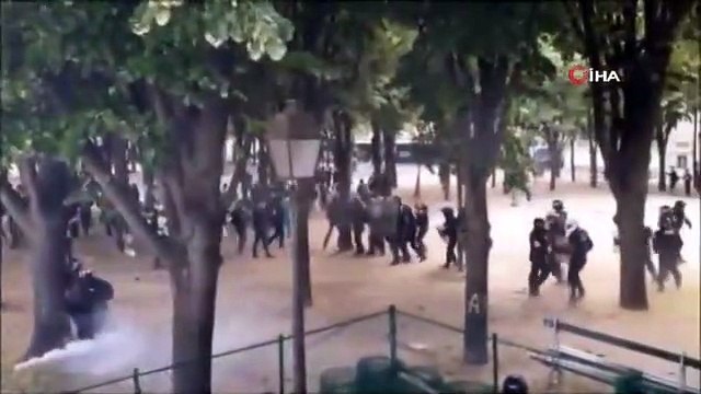 Paris'teki protestolarda tansiyon yükseldi, maskeli grup polisle çatıştı
