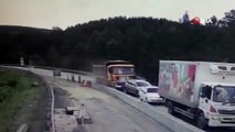 Rusya'da feci kaza, ölü ve yaralılar var! Süratli kamyon önündeki araçları biçip geçti