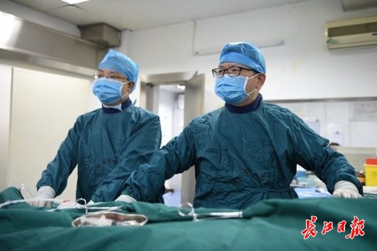 وزنه وصل إلى 280 كيلو بسبب الحجر المنزلي