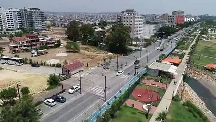 Arazisini kullanamayınca, Konyaaltı Sahili'ne inen yolu prefabrik evle kapattı!