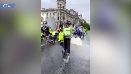 جونسون يتعرض لحادث سير بسبب محتجين