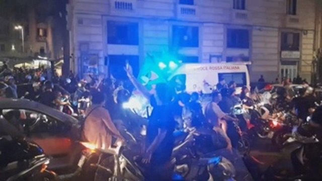 Aficionados del Nápoles celebran su título ante la Juventus
