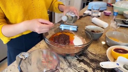 CON GÁI KỲ DUYÊN HƯỚNG DẪN MẸ LÀM BÁNH