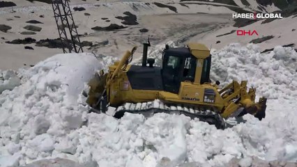 Haziranda karla mücadele... Yer yer 5 metreyi buluyor