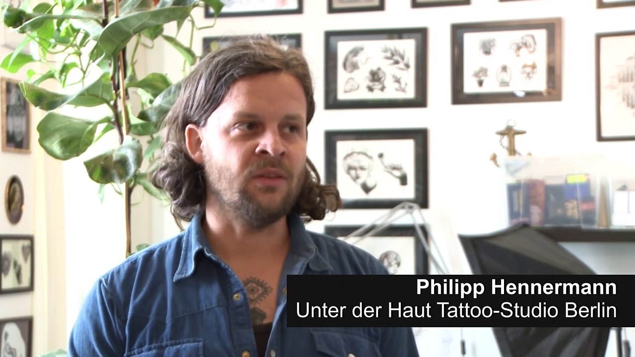 Tattoos bald weniger bunt? Szene in Aufruhr