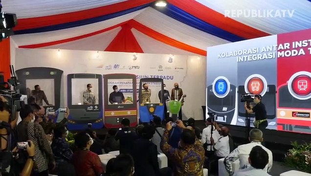 Menteri BUMN Erick Thohir berbicang bersama Menteri Perhubungan Budi Karya Sumadi, Gubernur DKI Jakarta Anies Baswedan berbincang usai peresmian stasiun terpadu di Stasiun Tanah Abang, Jakarta.