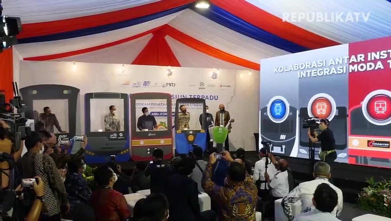 Menteri BUMN Erick Thohir berbicang bersama Menteri Perhubungan Budi Karya Sumadi, Gubernur DKI Jakarta Anies Baswedan berbincang usai peresmian stasiun terpadu di Stasiun Tanah Abang, Jakarta.