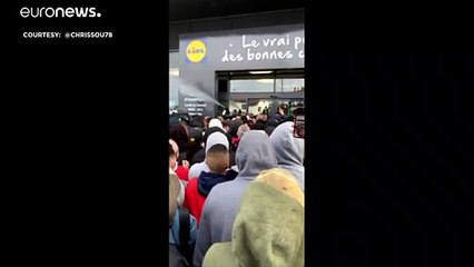 شاهد: الشرطة الفرنسية تتدخل لتفريق زبائن هجموا لشراء "بي إس 4" بسعر مغر
