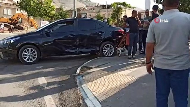 Hafif ticari araç ile otomobil çarpıştı, burunları bile kanamadan çıktılar