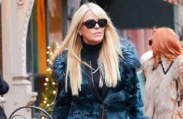La madre de Lindsay Lohan se compromete con su novio de internet