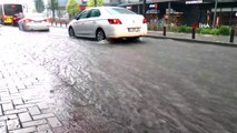 Başakşehir'de sağanak yağış etkili oluyor