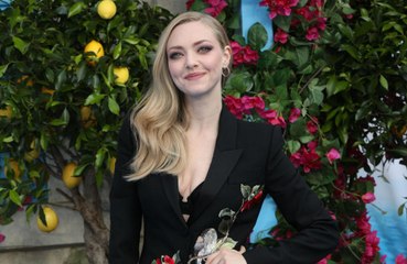 Amanda Seyfried é proibida de cantar pela filha