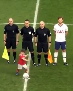 Cet enfant s’empare du ballon et marque un but, alors qu’on s’apprêtait à chanter l’hymne national avant le coup d’envoi.